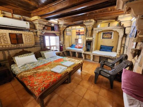 una camera da letto in una stanza ferroviaria con un letto e un pianoforte di Hostel Magic Home Stay jaisalmer a Jaisalmer