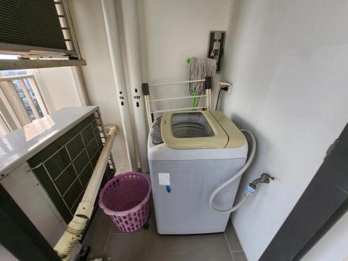 Un pequeño baño con inodoro en una habitación. en 泰国芭提雅thebase无边游泳池公寓, en Pattaya central