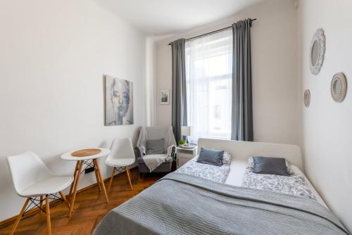 - une chambre avec 2 lits, une table et des chaises dans l'établissement Awesome Stay Studios, à Prague