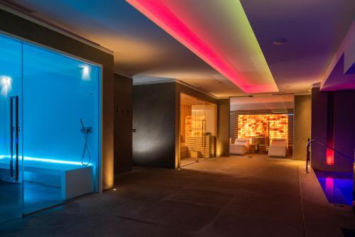 un corridoio con luci colorate sul soffitto di 5Miglia Hotel & Spa a Rivisondoli