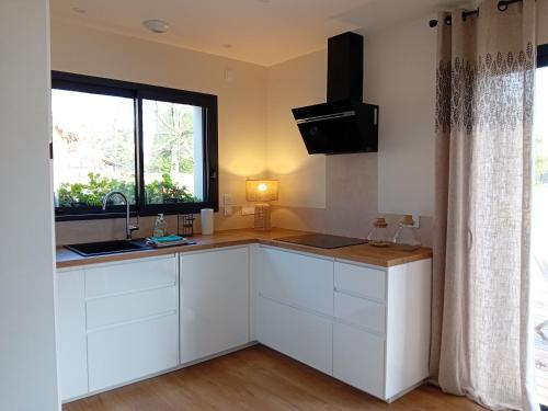 Kuchyň nebo kuchyňský kout v ubytování Maison neuve avec piscine chauffée, 4 kms de Contis plage