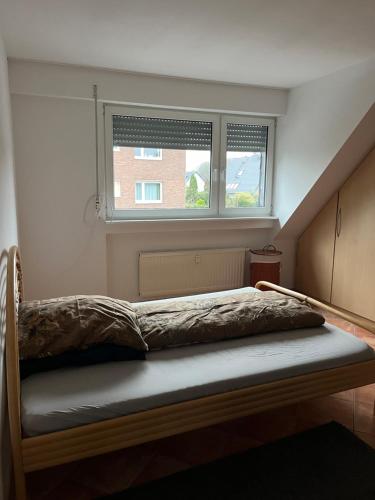 カールストにあるFerienwohnung mit zwei Schlafzimmern in Kaarst bei Düsseldorfの窓付きの部屋のベッド1台