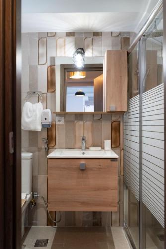 Niki Athens Suites - Sunny Suite in Monastiraki Historical Centre
