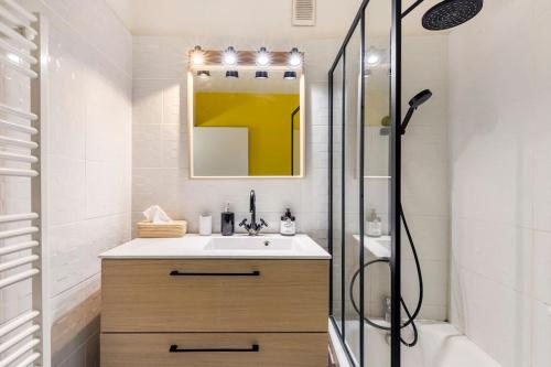 een badkamer met een wastafel en een douche bij Le Jules de Toulouse in Toulouse