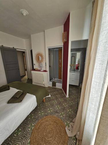 Pokój hotelowy z 2 łóżkami i lustrem w obiekcie Maison de maître dans le village, bord de mer w mieście Torreilles