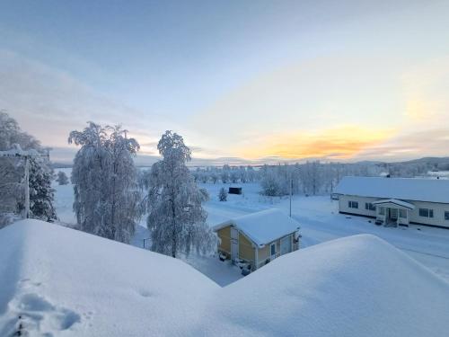 una vista aérea de un campo cubierto de nieve con árboles en Arctic Lakeside Home, en Kemijärvi