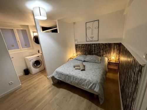 ein Schlafzimmer mit einem Bett mit einem Teddybär drauf in der Unterkunft VILLA GABY ~ Jardinet ~ hyper-centre in Pau