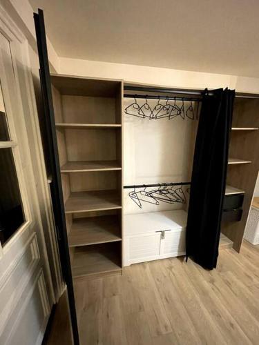 - un dressing avec des étagères et un rideau dans l'établissement VILLA GABY ~ Jardinet ~ hyper-centre, à Pau