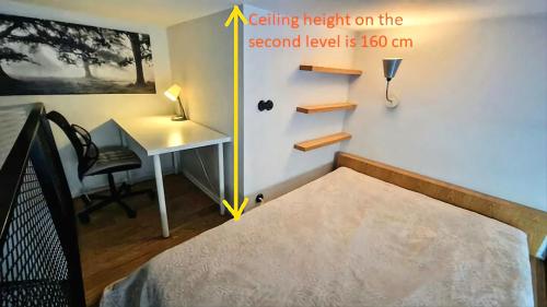 Postel nebo postele na pokoji v ubytování Cozy two-story Loft Apartments 6