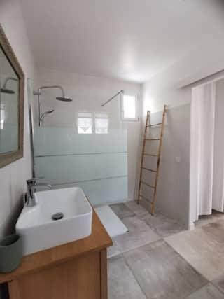 une salle de bain blanche avec un lavabo et une douche dans l'établissement La Baraquette Cévenole, à Laroque