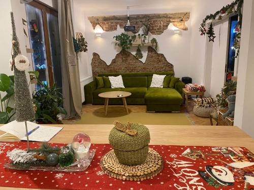 a living room with a green couch and a table at Sweet cozy Ultracentral in Craiova