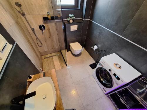vista sul soffitto di un bagno con servizi igienici e doccia di Spacious modern apartment a Biograd na Moru