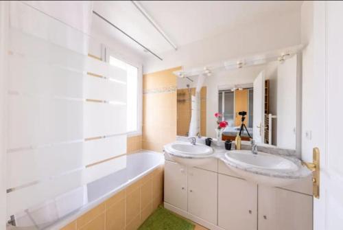 Photo de la galerie de l'établissement Disney house - Magny 3 beds with garden, à Magny-le-Hongre