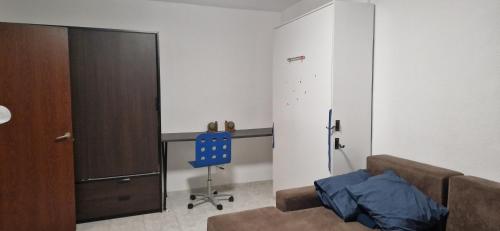 - une chambre avec un lit, un bureau et une chaise dans l'établissement Ank Studio, à Bucarest