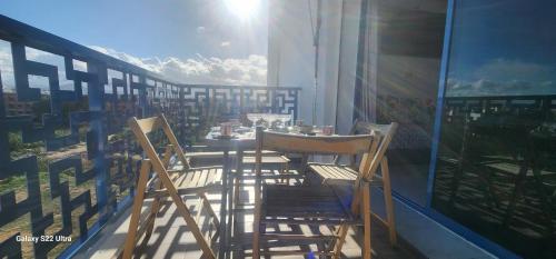 Un balcón o terraza de Super appartement vue sur mer et à 2 minutes de la plage de Martil.