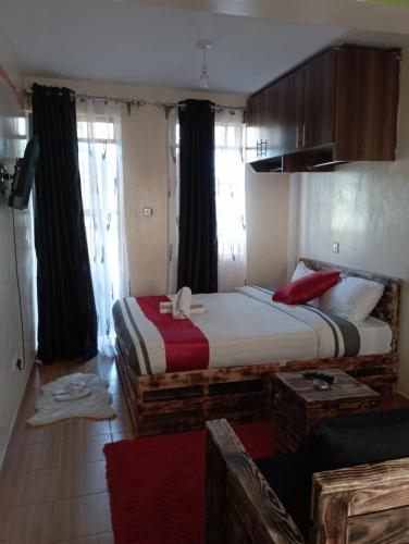 een slaapkamer met een groot bed in een kamer bij Cozy furnished studio in Nairobi