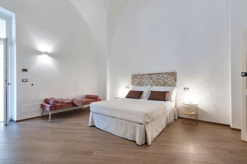 1 dormitorio blanco con 1 cama grande y 1 sofá en Luxury Dream House - SIT Property, en Pisignano