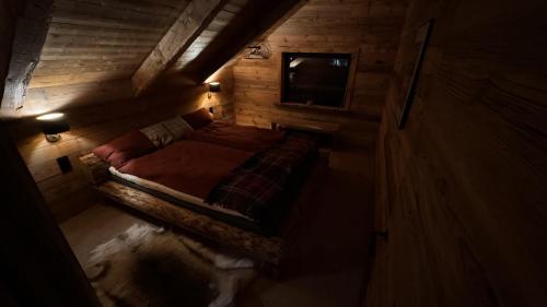 een uitzicht op een bed in een kleine kamer bij Chillouthouse Idre in Idre