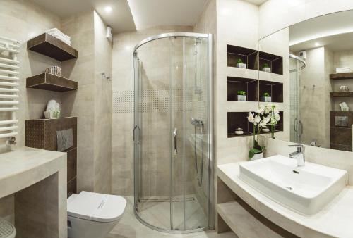 W łazience znajduje się prysznic, toaleta i umywalka. w obiekcie Apartament COMFORT4You w mieście Rzeszów