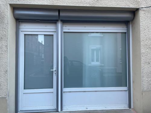 um par de portas de vidro num edifício em Studio cosy 