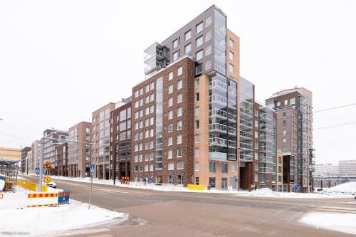 New LUXUS 3BR Helsinki Home في هلسنكي: تقديم عمارة سكنية على شارع المدينة