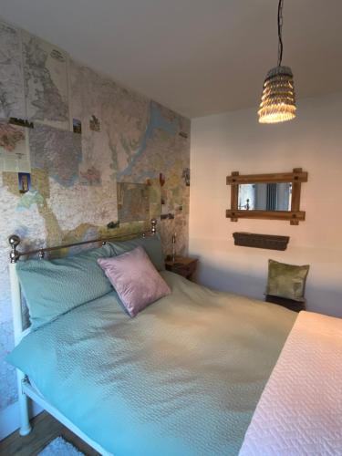 1 dormitorio con 1 cama con mapa en la pared en Fig Tree Flat - Recently Renovated en Glastonbury