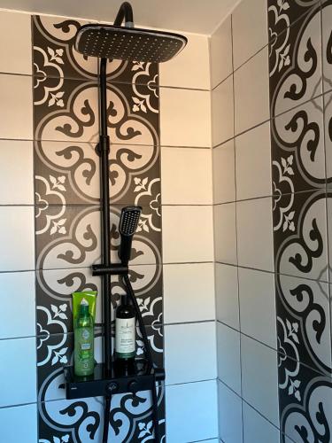 baño con ducha y pared en blanco y negro en Fig Tree Flat - Recently Renovated, en Glastonbury