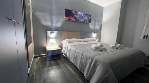 una camera d'albergo con due letti e asciugamani di ALMA B&B Cosenza CENTRO a Cosenza