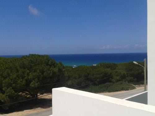 una vista sull'oceano dal balcone di una casa di petite maison à louer à la forét de corniche Bizerte a Bizerte