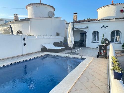 Πισίνα στο ή κοντά στο Charmante villa avec piscine dans les canaux