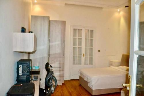 1 dormitorio con 1 cama y escritorio con teléfono en Luxury Vacation Villa en El Cairo