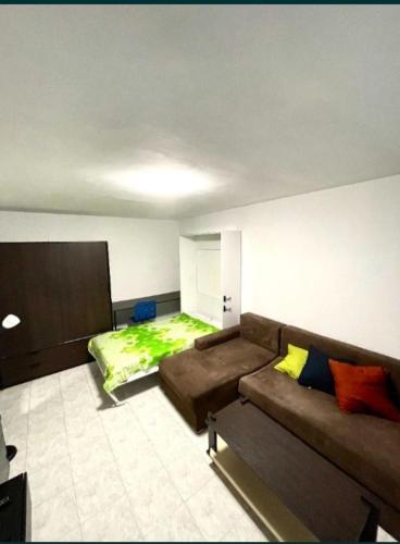 - un salon avec un canapé et un lit dans l'établissement Ank Studio, à Bucarest