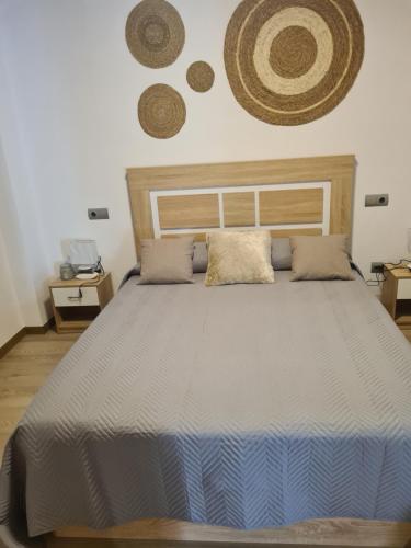 - une chambre avec un grand lit et 2 oreillers dans l'établissement Ático Torreblanca, à Torreblanca