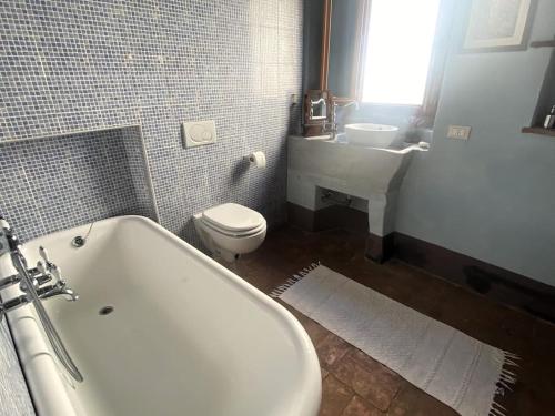 uma casa de banho com uma banheira, um WC e um lavatório. em Tuscany Home-Casoli em Casoli