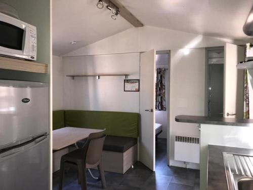 mały pokój ze stołem i kuchnią w obiekcie Mobil Home Chamonix/Mont Blanc M043 w mieście Passy