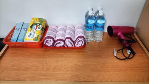 a table with books and water bottles and a hair dryer at 頭城旅宿 in Toucheng