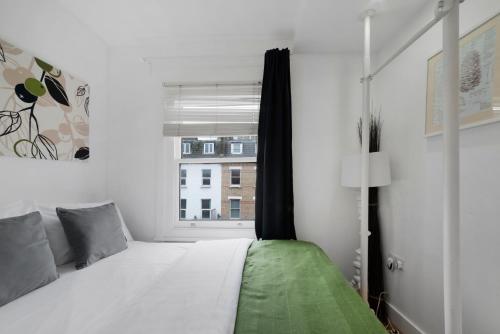 En eller flere senge i et værelse på Camden Town Duplex by MoreThanStays