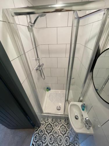 uma casa de banho com um chuveiro e um lavatório. em CV1 City Stays - Short & Long Term Accommodation No.6 em Coventry
