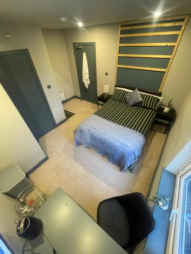 uma vista sobre um quarto com uma cama e uma secretária em CV1 City Stays - Short & Long Term Accommodation No.6 em Coventry