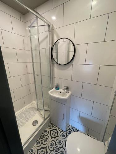 uma casa de banho com um chuveiro, um WC e um lavatório. em CV1 City Stays - Short & Long Term Accommodation No.6 em Coventry