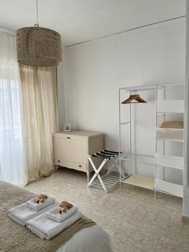 a bedroom with a bed and a desk and a shelf at RichMarHome in Pego