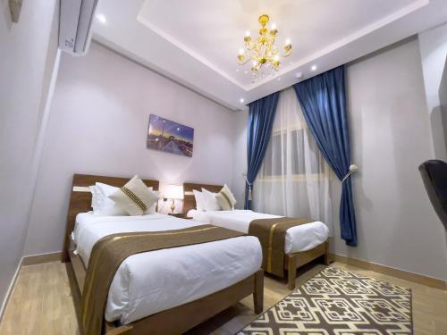 Postel nebo postele na pokoji v ubytování Landmark Hotel Suites