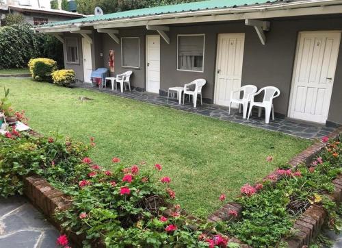 Un jardín fuera de Hospedaje Acacia