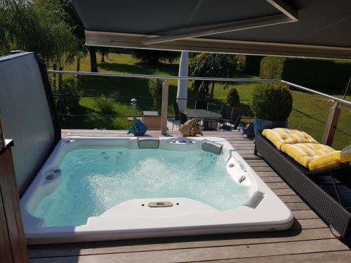 a jacuzzi tub sitting on a deck at Joli Bungalow & Spa in Portalban- Dessous