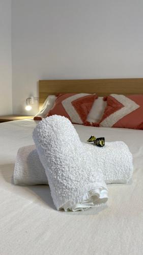 a white towel on a bed in a bedroom at Casa rural completa y con garaje in Vigo