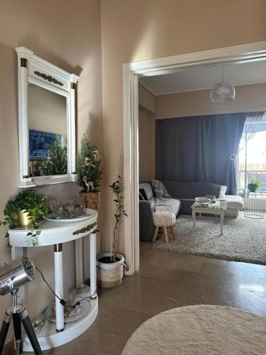 un soggiorno con specchio e divano di Lovely private room in fancy neighborhood ad Atene