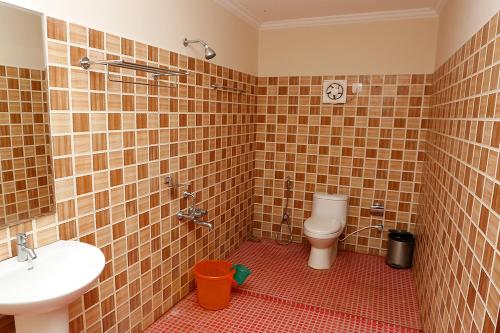 ein Bad mit einem Waschbecken und einem WC in der Unterkunft Jet Paark in Sultan Bathery