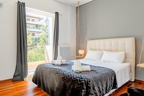 1 dormitorio con 1 cama con 2 toallas en Eclipse Marousi Ring, en Atenas