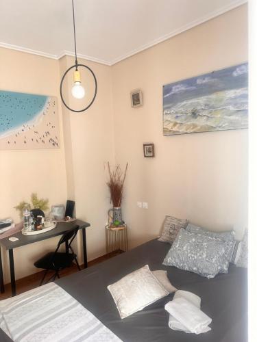 - une chambre avec un lit, un bureau et une table dans l'établissement Lovely private room in fancy neighborhood, à Athènes