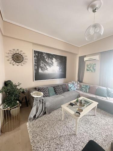 - un salon avec un canapé et une table dans l'établissement Lovely private room in fancy neighborhood, à Athènes